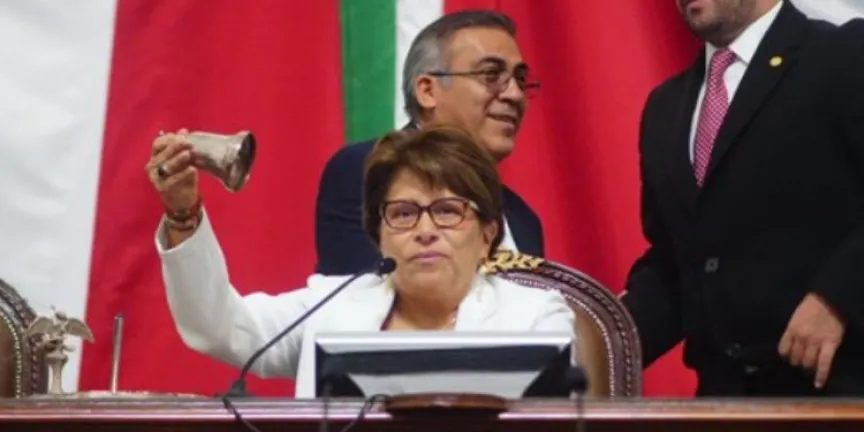 mujer tocando una campana